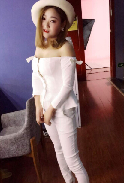 修杰楷晒照炫妻 直播间中的美女等你宠4