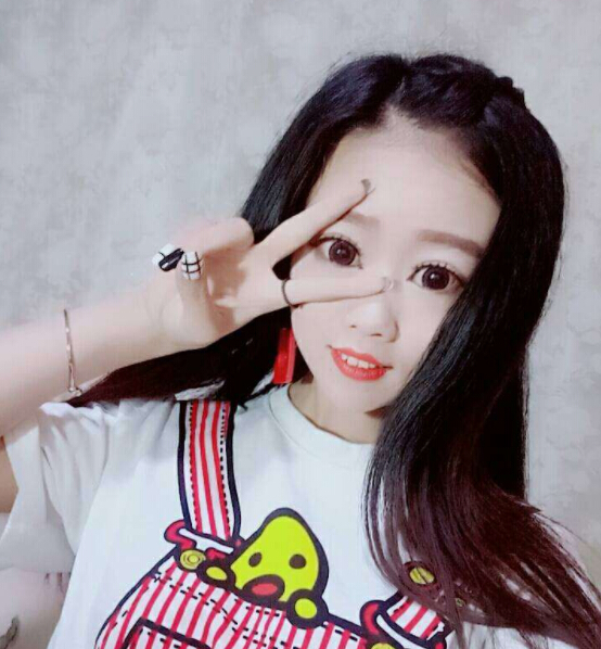 娜扎收工晒吃火锅 深夜放毒美女主播直呼想吃1