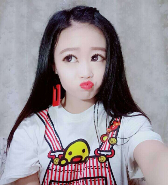 娜扎收工晒吃火锅 深夜放毒美女主播直呼想吃2