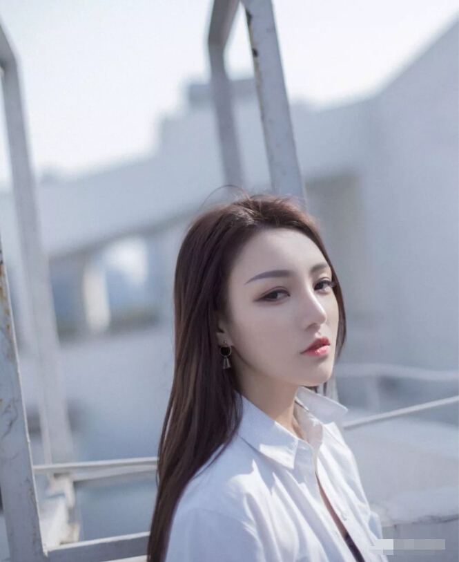 美女主播视频在线 为博观众欢心毁形象1