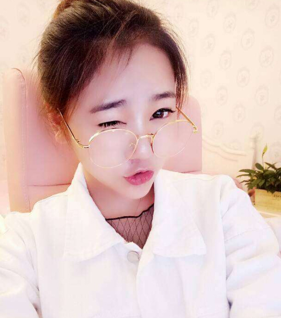 美女直播间视频在线 唱歌主播变吃播2