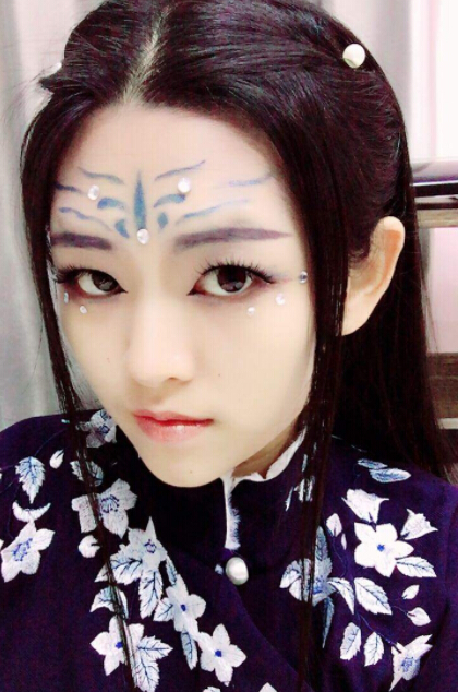 美女直播间视频在线 唱歌主播变吃播4