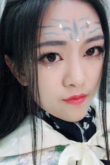 美女直播间视频在线 唱歌主播变吃播5