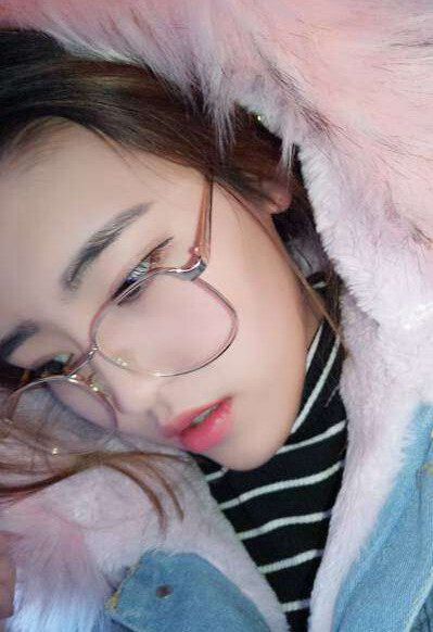 美女直播间视频在线 唱歌主播变吃播6