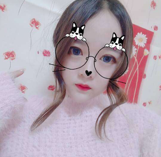 张馨予再晒牵手照 美女主播好奇男友是谁1