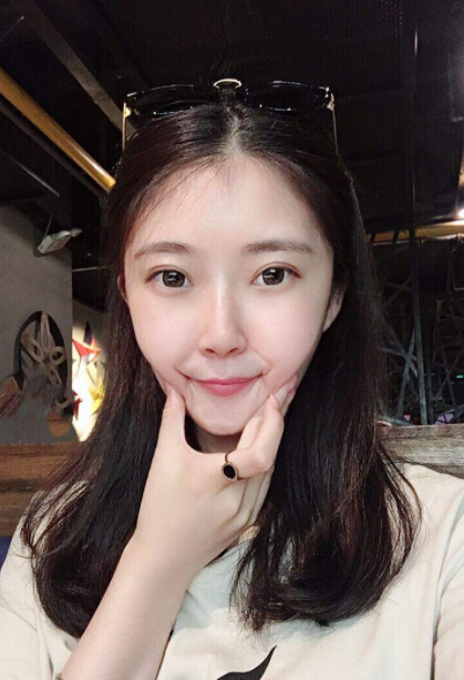 美女主播能否戴上公举王冠 直播间中三位大哥竟同时1