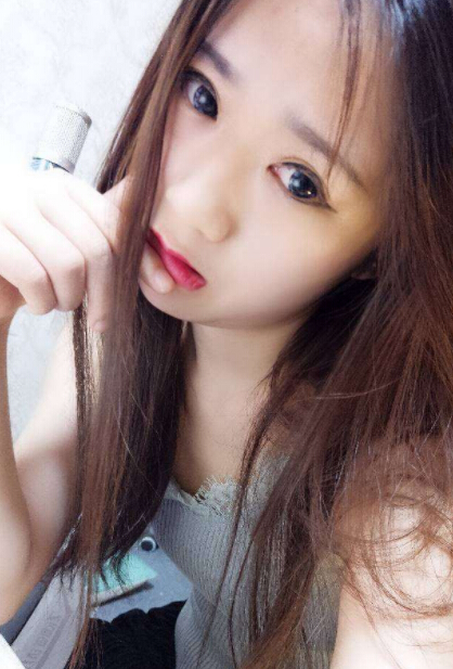 林允看提词器遭网友炮轰 不比美女主播敬业程度1