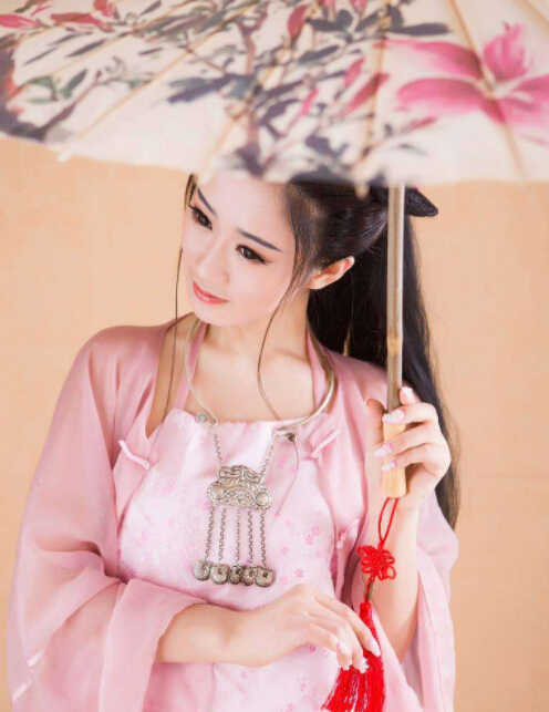 林允看提词器遭网友炮轰 不比美女主播敬业程度3