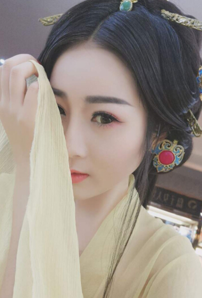 林允看提词器遭网友炮轰 不比美女主播敬业程度5