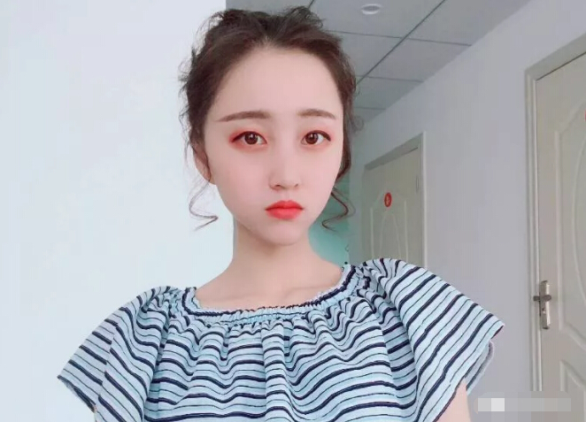 美女主播不满世界杯抢走观众 大哥小号刷礼物大手笔1