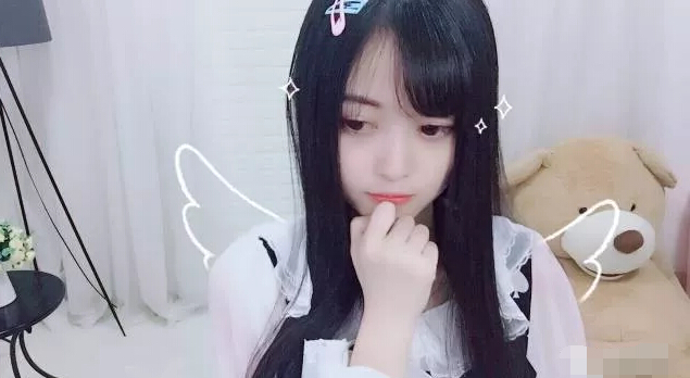 美女主播不满世界杯抢走观众 大哥小号刷礼物大手笔5