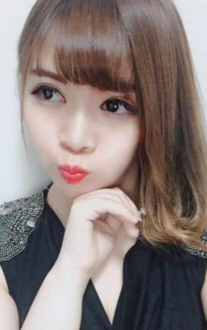 美女主播热聊直播间 甜美歌声赶走夏日烦恼2