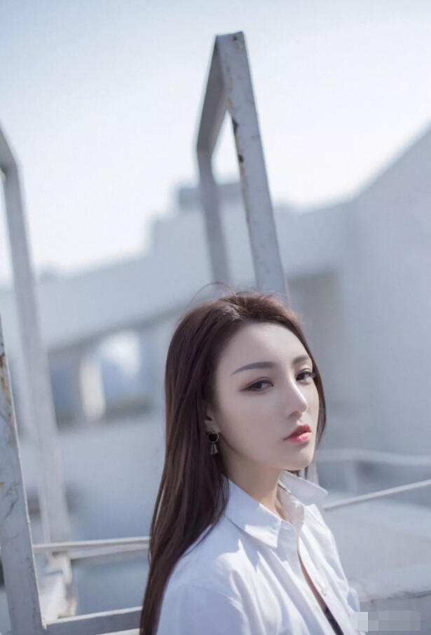 美女主播假唱惹观众心疼 美少女变表情包5