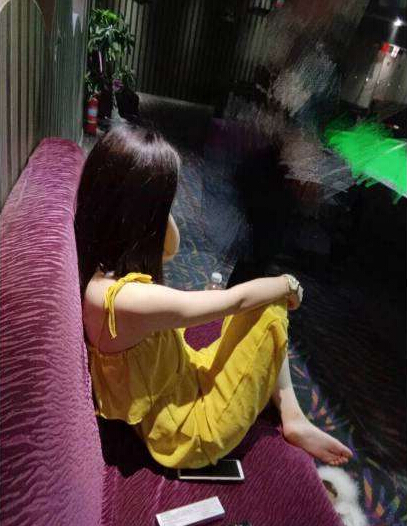 美女主播玩游戏坑 竟让观众去别的直播间1
