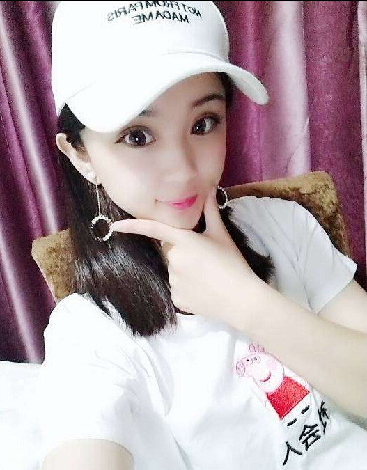 美女主播玩游戏坑 竟让观众去别的直播间2