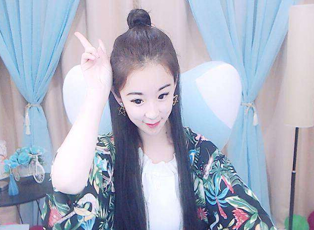 美女主播玩游戏坑 竟让观众去别的直播间4
