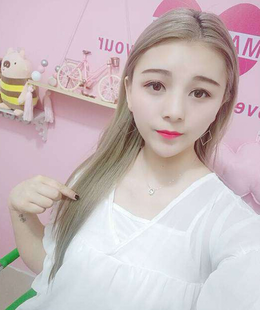 美女主播成忠实球迷 却有着看台女模的外表4