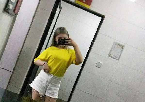 美女主播成忠实球迷 却有着看台女模的外表5