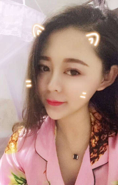 美女主播调整麦克风位置 被批你配不上这个麦2