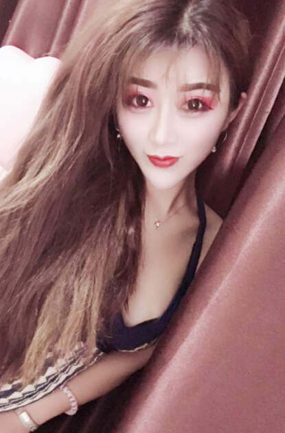 美女主播之间没朋友 直播间中需要观众来陪伴1