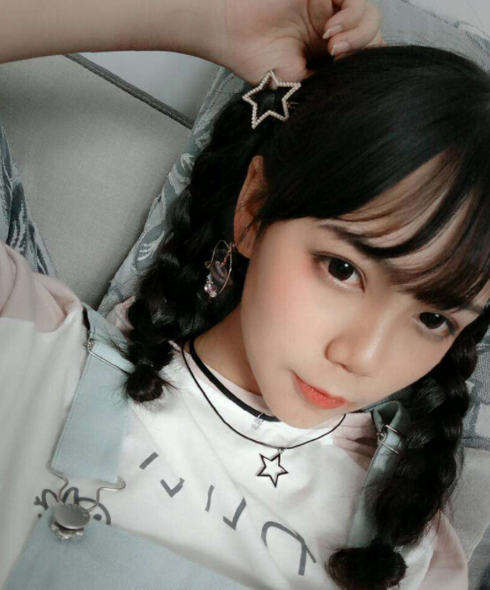 美女主播会直播还会画画 观众凑榜升国王1