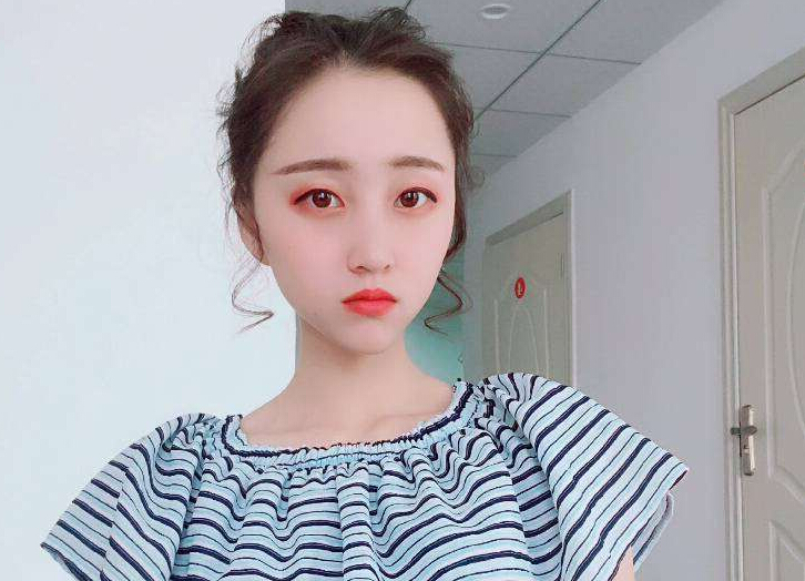 美女主播比心女用户 首次热门只因他1