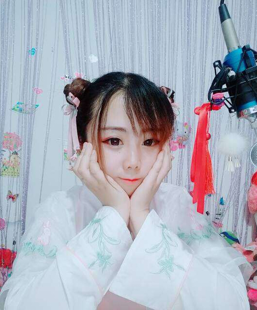 美女主播在线唱歌 男女声同唱却暴露年龄2