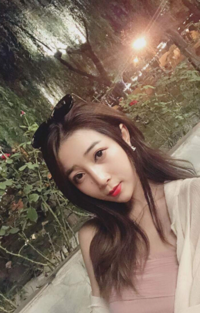 美女主播直播间作诗 被观众称有文化2