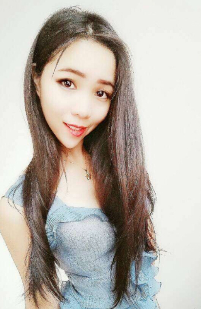 美女直播间连麦 点错成比赛丢下主播2