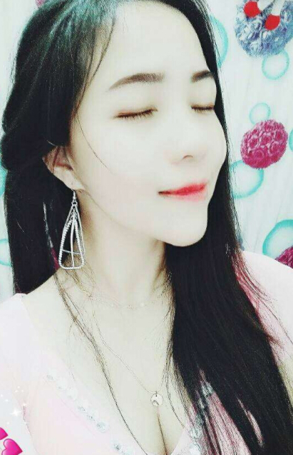 美女直播间连麦 点错成比赛丢下主播5