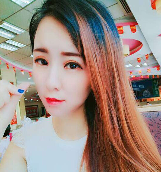 美女直播间被要求唱歌 不舒服竟找替唱1