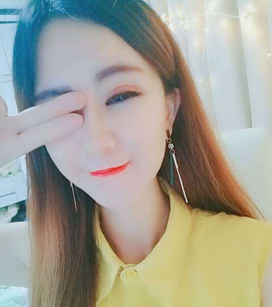 美女直播间被要求唱歌 不舒服竟找替唱4