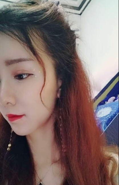 美女直播间被要求唱歌 不舒服竟找替唱5
