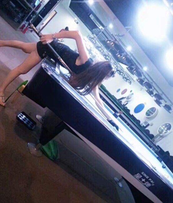 美女直播间玩游戏不出货 来直播间只为陪主播2