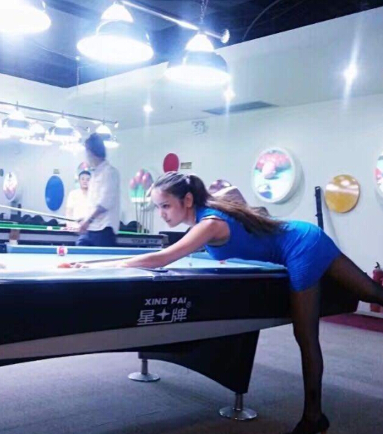 美女直播间玩游戏不出货 来直播间只为陪主播3