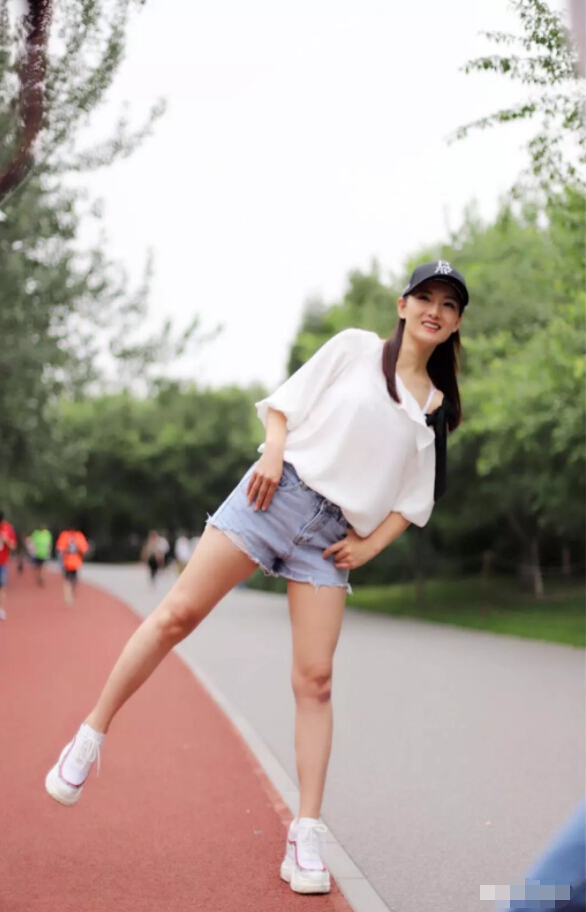 美女主播周年开场 北电新生开学遇明星8