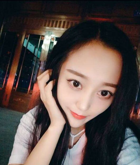 美女直播间聊天 直播间待久会燥热1