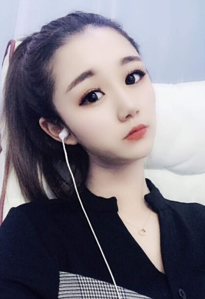 美女秀场真人直播 主播在线求各位大佬投喂——丑萌