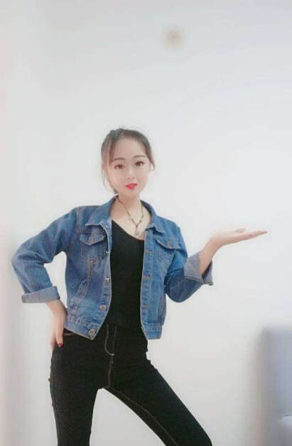 美女秀场新人在线 谁来直播间给她宠爱——豆子