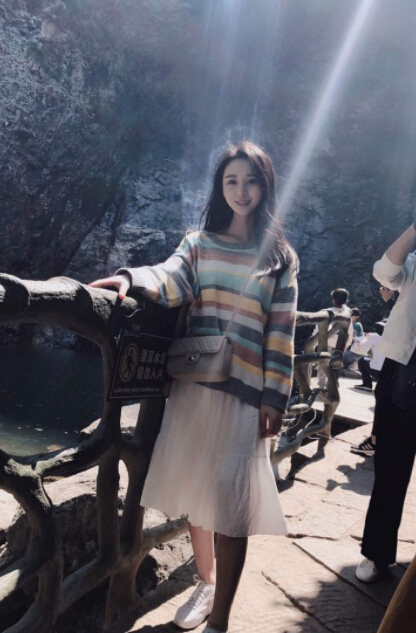 美女直播间主播
