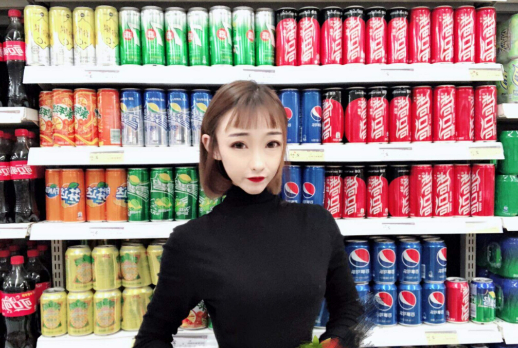美女直播间摆拍