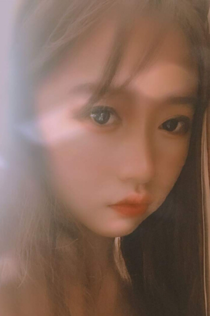 美女直播间主播