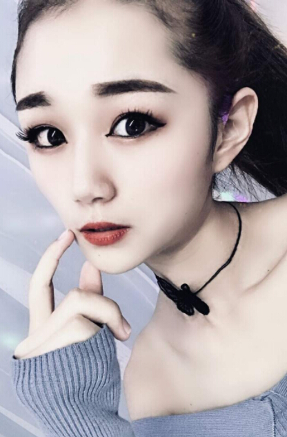 美女主播妆容靓