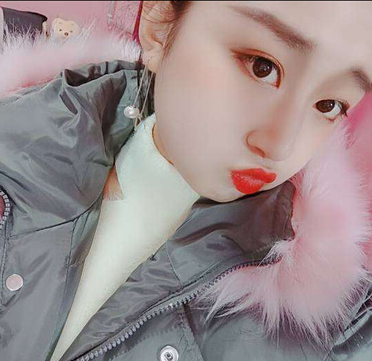 美女直播间主播