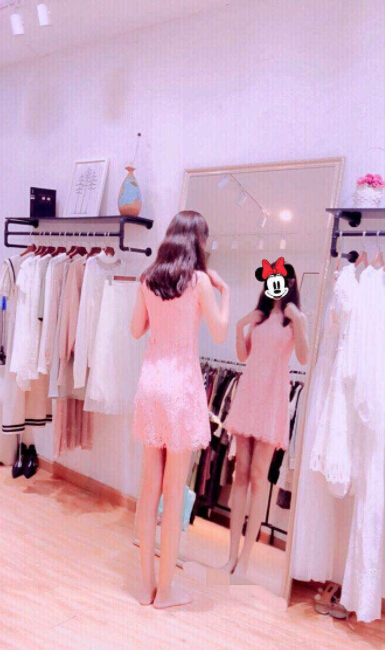 美女直播间主播