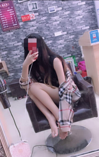 美女直播间主播