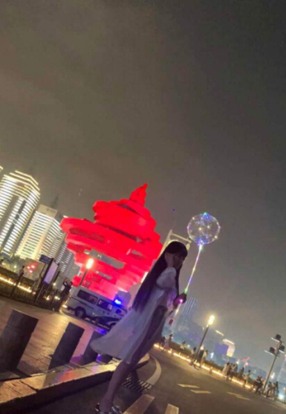 美女直播间吃糖