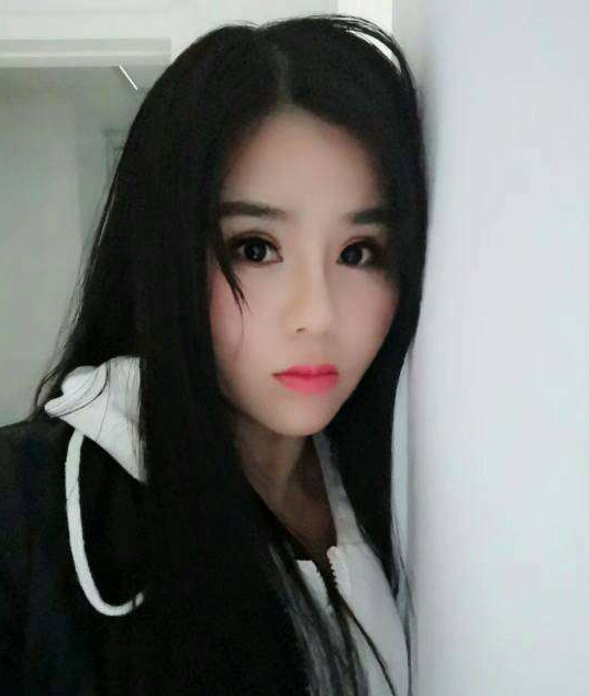 美女直播间主播