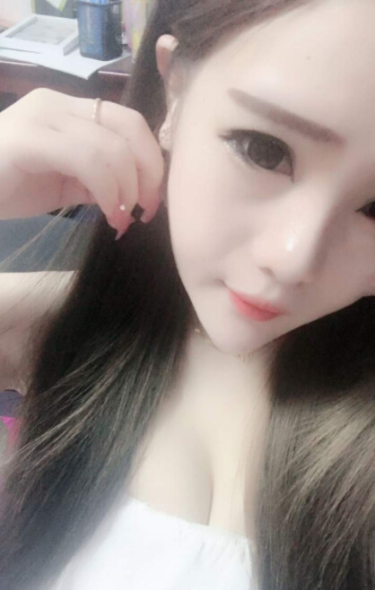 美女主播陷进眼中