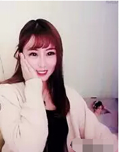 美女主播害羞了